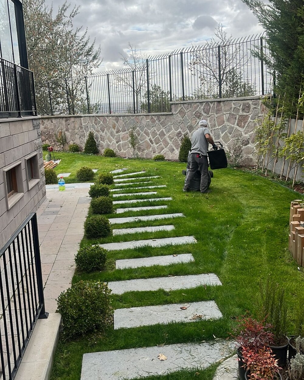 Eksen Peyzaj ekibi bahçe uygulaması yaparken